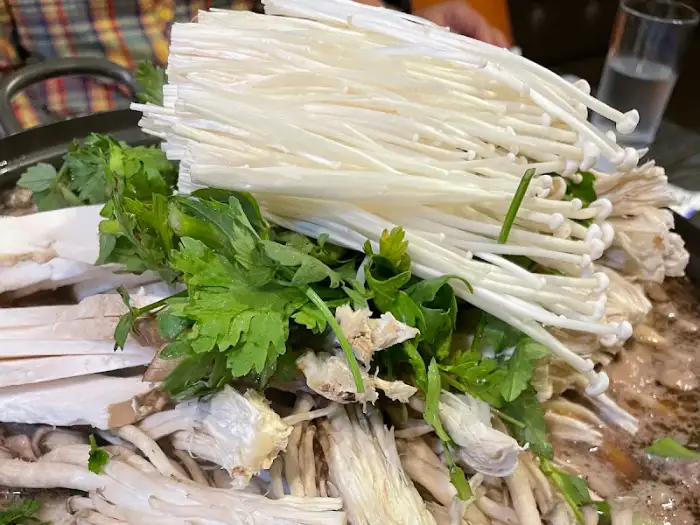 버섯과 채소가 듬뿍 들어간 찌개
