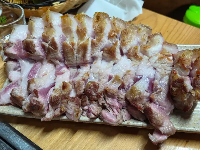 도톰하게 썰린 생 오겹살