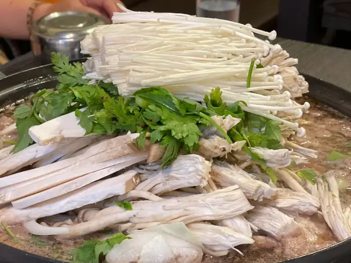 버섯이 가득 담긴 찌개