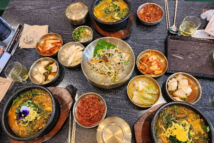 다양한 밑반찬과 함께 제공되는 김포 흑염소 회춘원의 한상차림