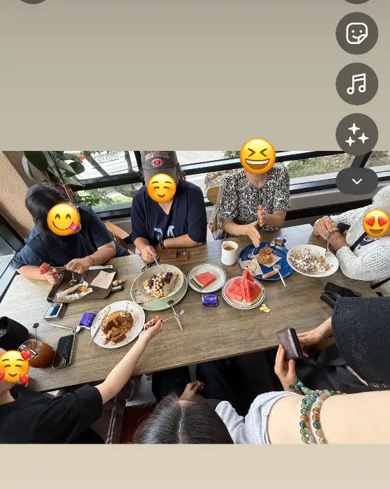 카페 테이블에 둘러앉아 담소를 나누는 사람들