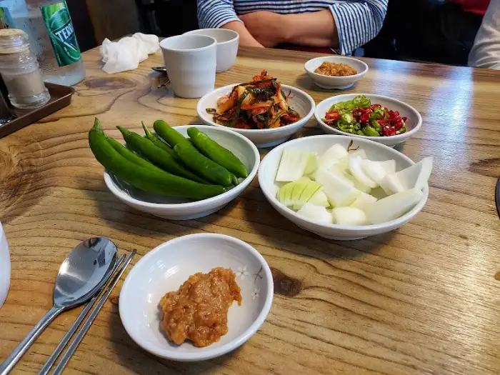 다양한 밑반찬이 정갈하게 담겨 나온 모습