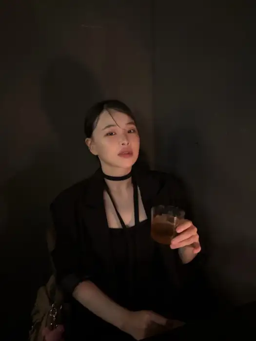 잘 익은 제육볶음이 먹음직스럽게 담겨 있는 모습.