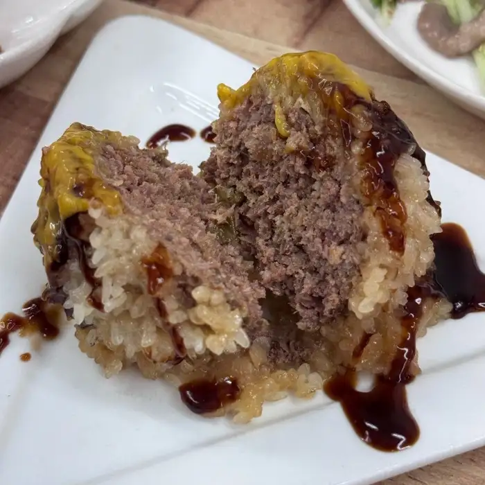 푸짐하게 담긴 낙지 떡갈비