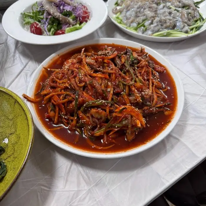 신선한 산낙지가 듬뿍 들어간 매콤한 낙지볶음