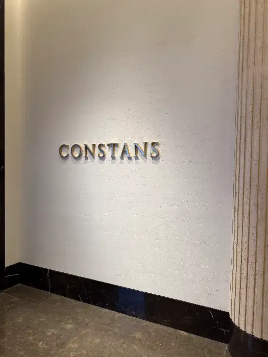 매장 입구에 걸린 'CONSTANS'라는 글자
