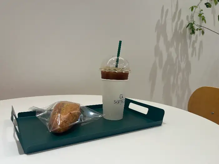 산솔 카페의 아이스 아메리카노와 갓 구운 빵