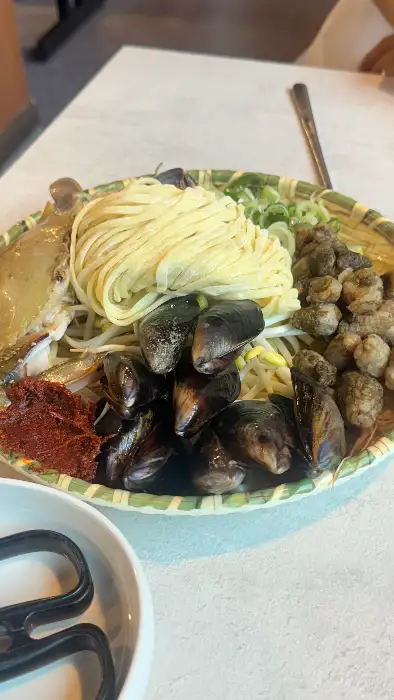 푸짐하게 담긴 면과 해산물