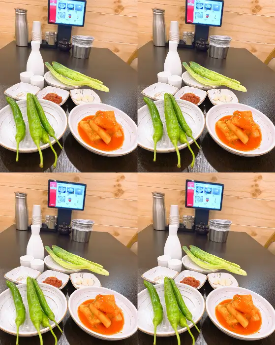 경복궁삼계탕 동대문점 내부 모습. 벽면에 걸린 액자와 테이블 세팅이 깔끔하다.