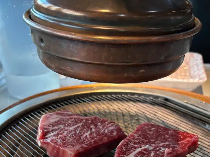 신선한 고기가 숯불 위에 올라가기 직전의 모습