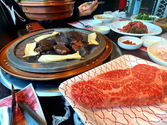 다양한 부위의 고기가 숯불 위에서 맛있게 익어가고 있는 모습