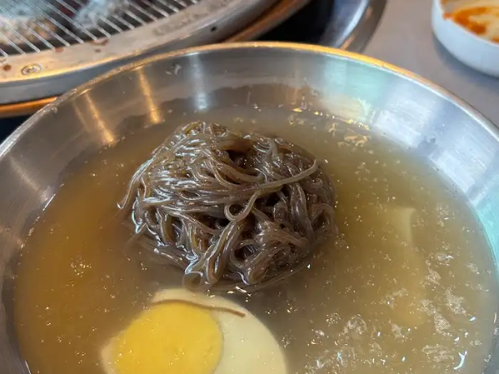 시원한 육수에 말아진 냉면 한 그릇