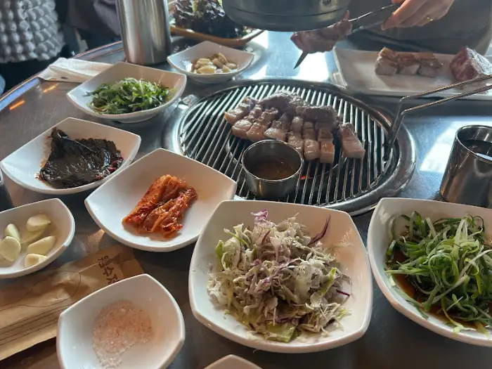 흑돼지 구이와 다양한 밑반찬