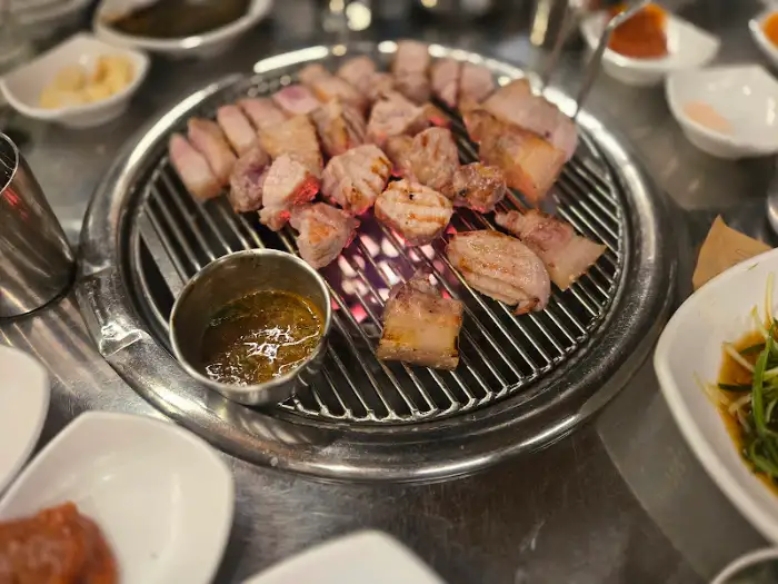 노릇하게 구워진 흑돼지 조각들