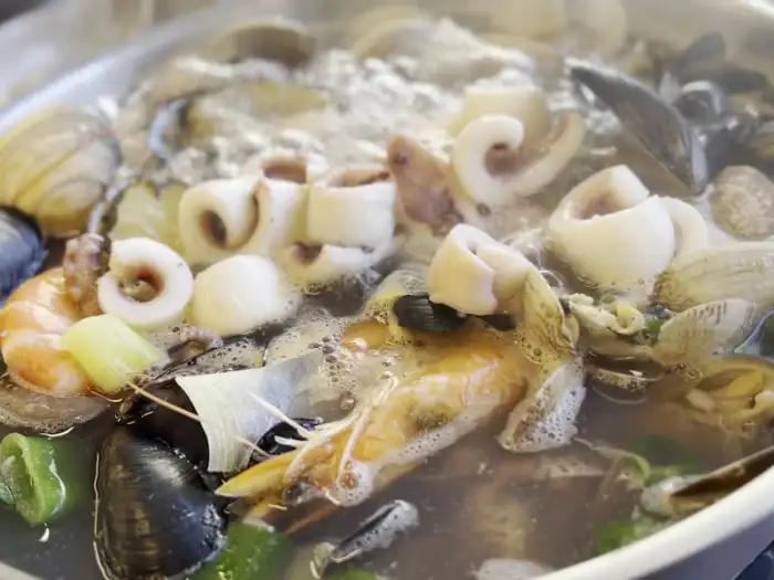 해물칼국수 끓는 모습