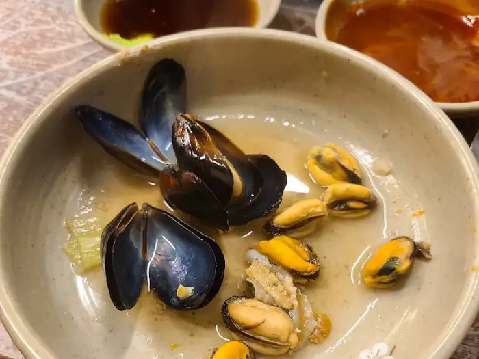 바닥에 깔린 홍합과 조개들