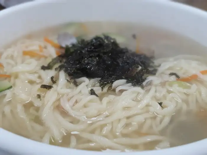 따뜻한 국물과 김가루, 면발이 어우러진 칼국수