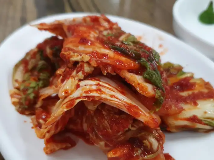 신선하고 빨갛게 양념된 겉절이 김치