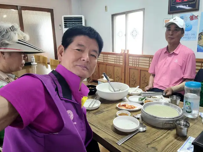 식당 내부에서 식사 중인 사람들
