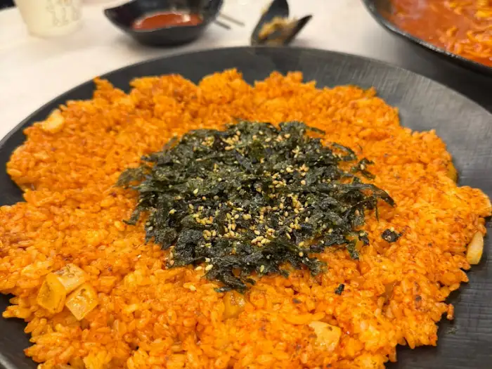 김가루와 깨가 뿌려진 볶음밥