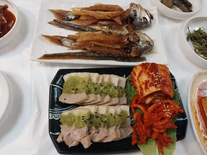 마늘 소스를 곁들인 보쌈과 생선 구이