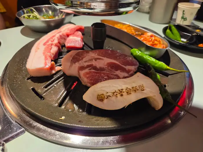화명동 효자동솥뚜껑 삼겹살과 목살, 팽이버섯, 풋고추