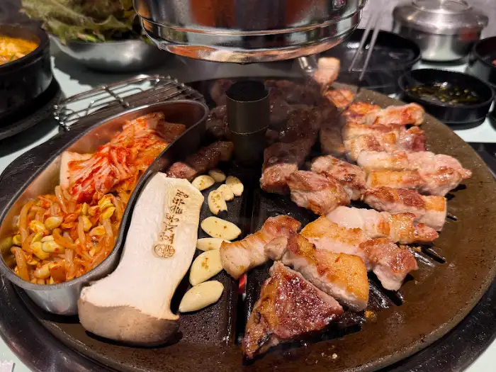 화명동 효자동솥뚜껑 솥뚜껑 위에서 익어가는 삼겹살과 목살