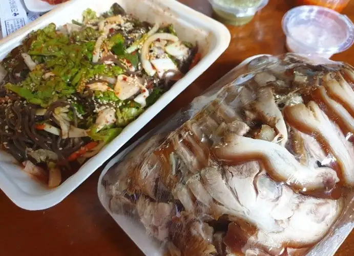 족발과 함께 포장된 막국수