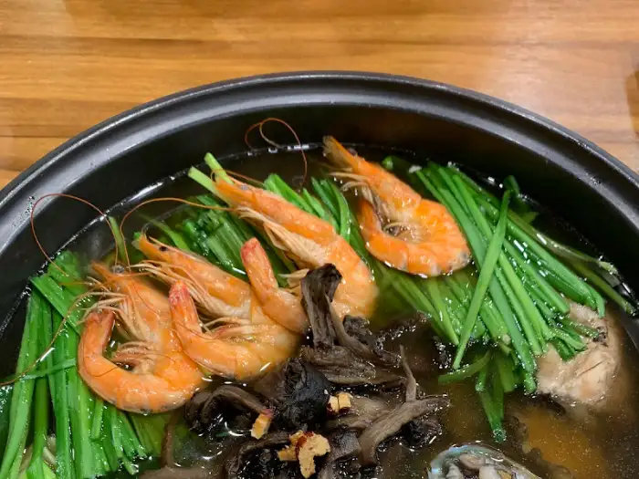 능이버섯 해신탕에 들어있는 통통한 새우와 능이버섯