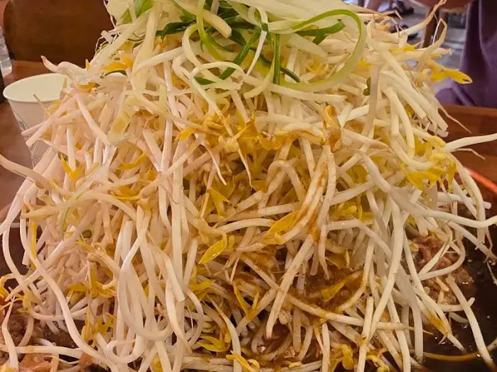 불고기 위에 푸짐하게 쌓인 숙주