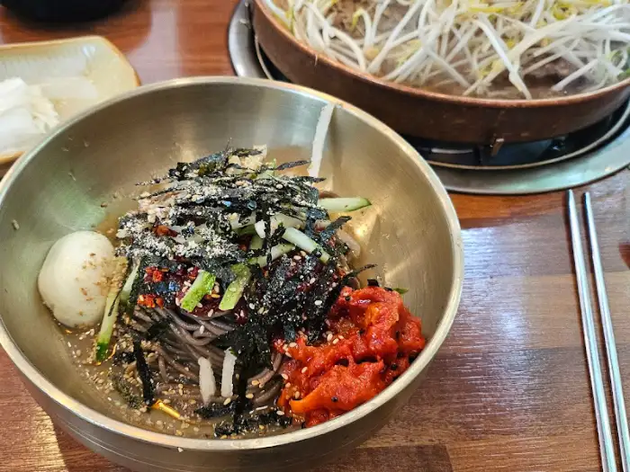 푸짐한 비빔국수