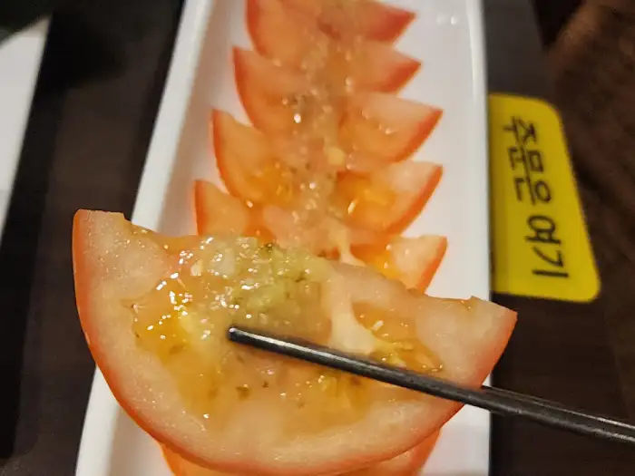 집게로 집은 토마토