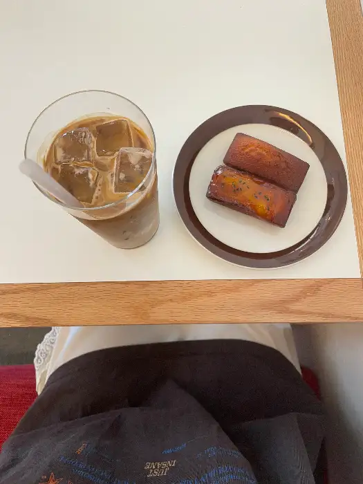 라떼와 함께 나온 디저트