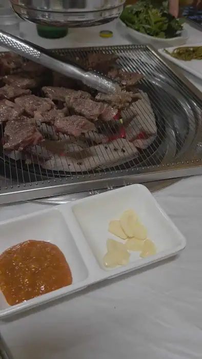 찍게와 함께 담겨 나온 소스와 곁들임 음식