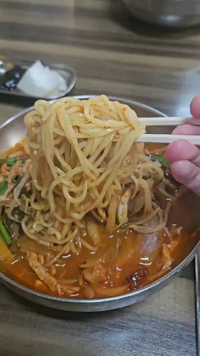 명희네집 짬뽕 면발과 국물의 풍성한 모습
