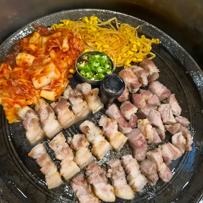 목구멍 부산 구서점에서 잘 구워진 삼겹살과 곁들임