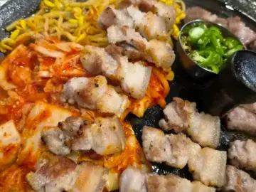 목구멍 부산 구서점의 먹음직스러운 삼겹살과 곁들임 메뉴