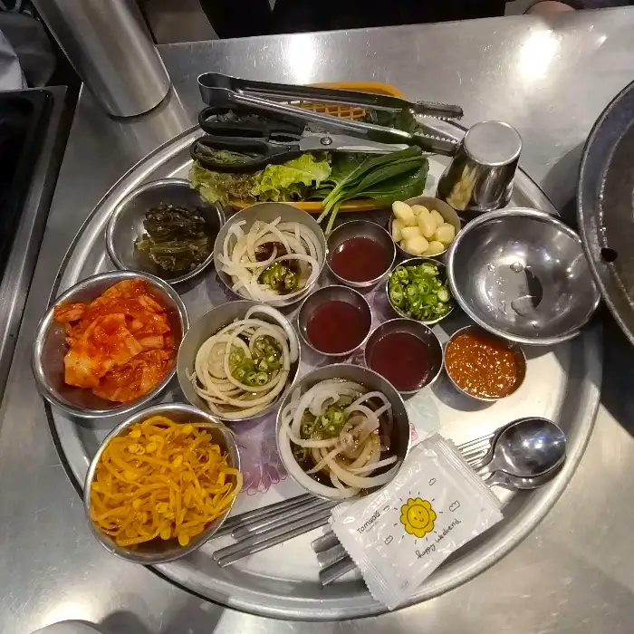목구멍 부산 구서점의 정갈한 밑반찬 구성