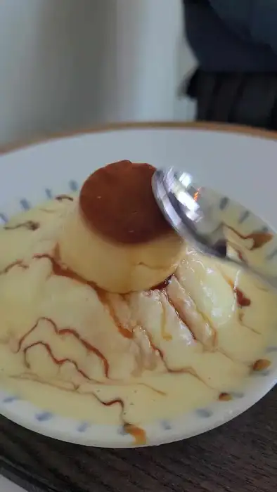 푸딩 위로 스푼이 올라가는 모습