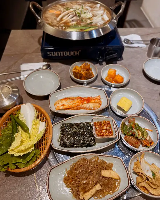 따뜻한 국물과 푸짐한 건더기가 돋보이는 한우일번지X규이치의 된장찌개
