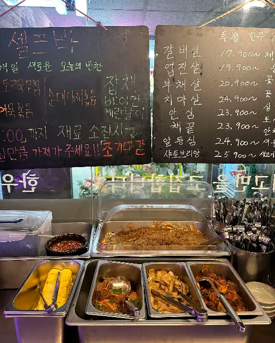 한우일번지X규이치 메뉴판에 적힌 다양한 고기 메뉴와 가격 정보