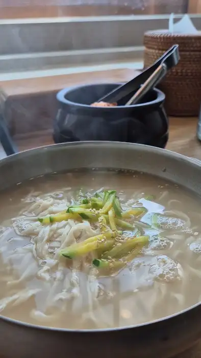 순할머니손칼국수의 맑고 깊은 국물과 얇은 면발