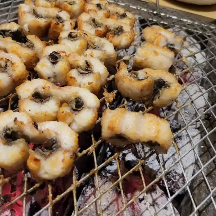 장어가 숯불 위에서 맛있게 구워지는 모습