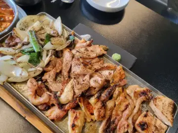 닭나무집 본점의 푸짐한 모듬구이 한상차림