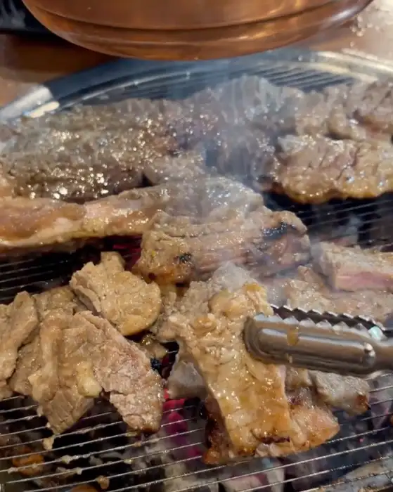 숯불 위에서 맛있게 익어가는 갈비