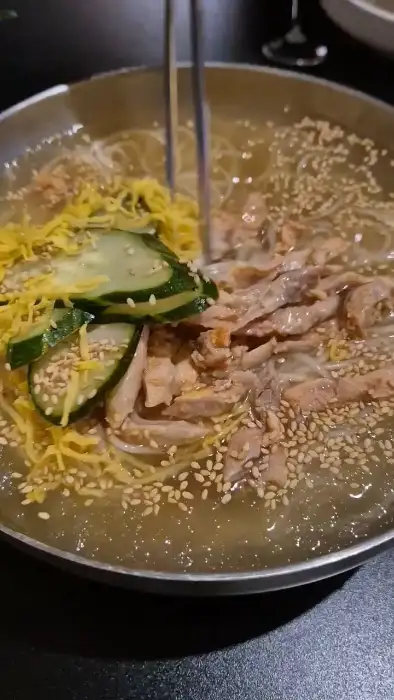 닭나무집 본점의 새콤달콤한 초계국수