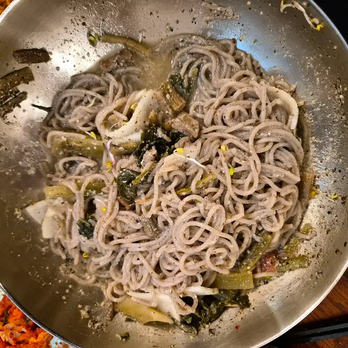 푸짐하게 담긴 들나물 막국수의 모습