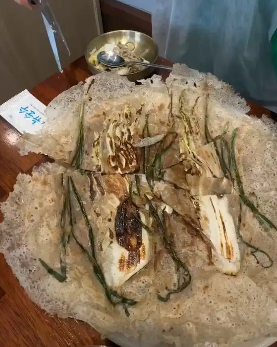 노릇하게 구워진 메밀전의 모습