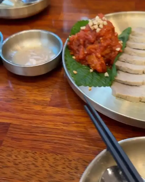 부드러운 수육과 신선한 명태회가 함께 나온 모습