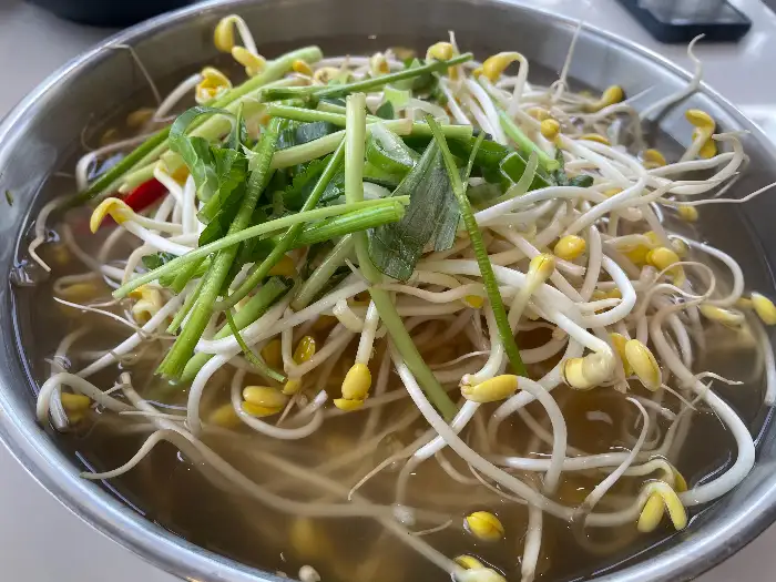 보기만 해도 군침 도는 신선한 콩나물국